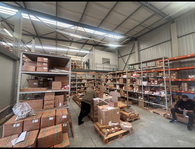 550M² WAREHOUSE TO LET IN STIKLAND INDUSTRIAL